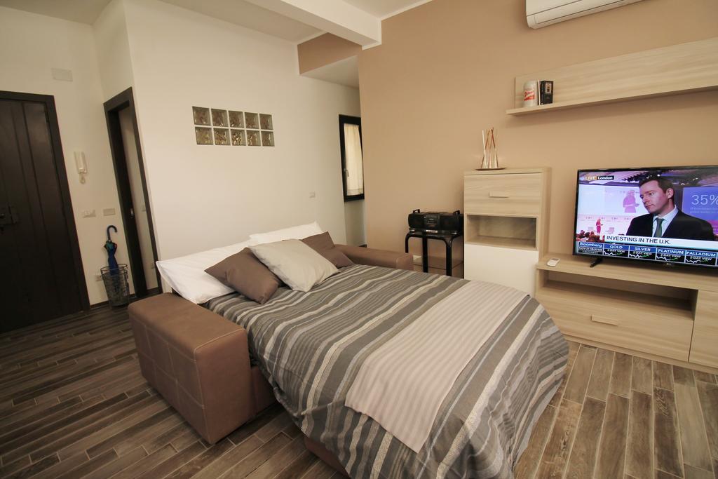 Eur Bright Spacious Terraced Apartment With Private Parking Only For Small Cars Rom Exteriör bild