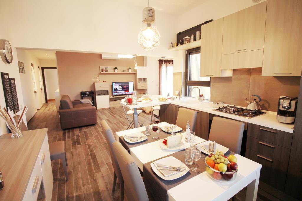 Eur Bright Spacious Terraced Apartment With Private Parking Only For Small Cars Rom Exteriör bild