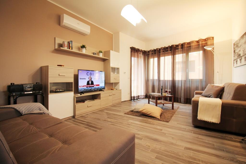 Eur Bright Spacious Terraced Apartment With Private Parking Only For Small Cars Rom Exteriör bild