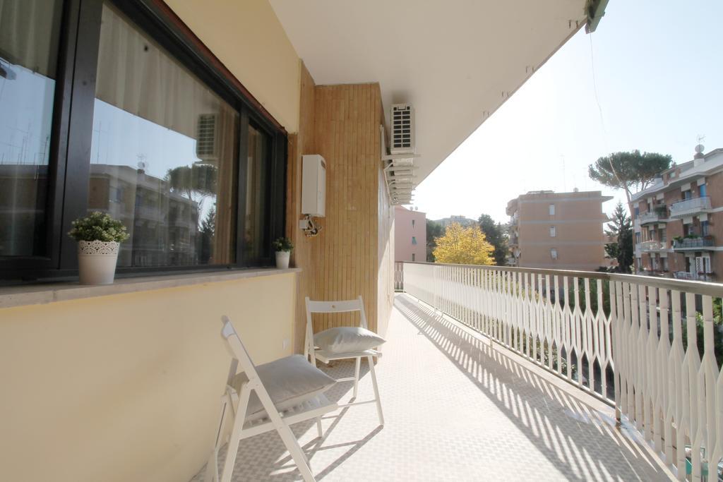 Eur Bright Spacious Terraced Apartment With Private Parking Only For Small Cars Rom Exteriör bild