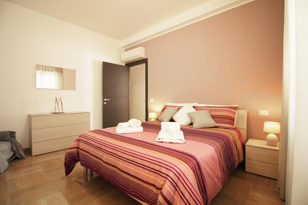 Eur Bright Spacious Terraced Apartment With Private Parking Only For Small Cars Rom Exteriör bild