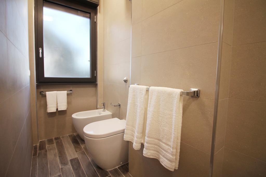 Eur Bright Spacious Terraced Apartment With Private Parking Only For Small Cars Rom Exteriör bild