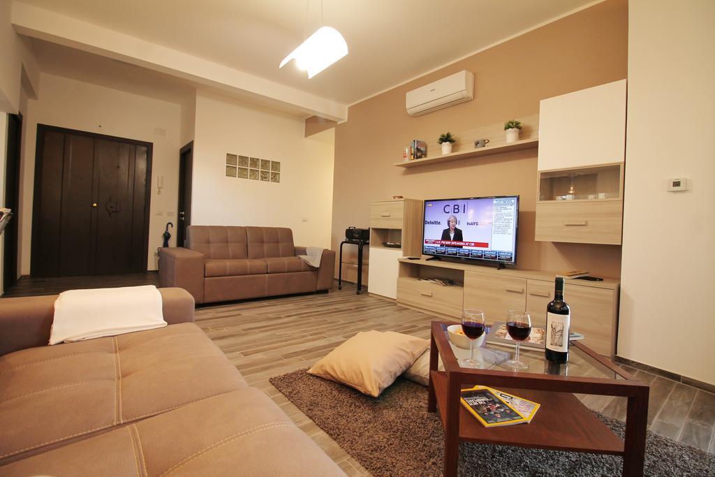 Eur Bright Spacious Terraced Apartment With Private Parking Only For Small Cars Rom Exteriör bild