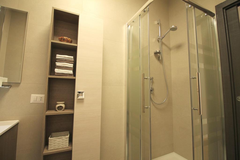 Eur Bright Spacious Terraced Apartment With Private Parking Only For Small Cars Rom Exteriör bild