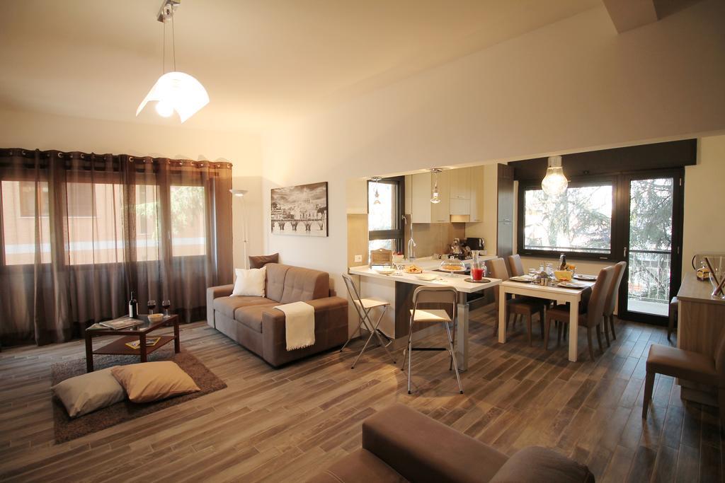 Eur Bright Spacious Terraced Apartment With Private Parking Only For Small Cars Rom Exteriör bild
