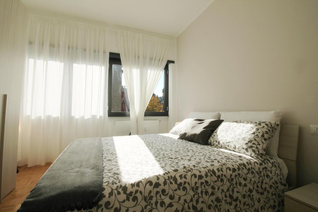 Eur Bright Spacious Terraced Apartment With Private Parking Only For Small Cars Rom Exteriör bild